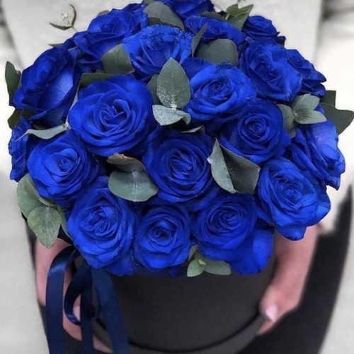 Букет из 25 синих роз в черной шляпной коробке
