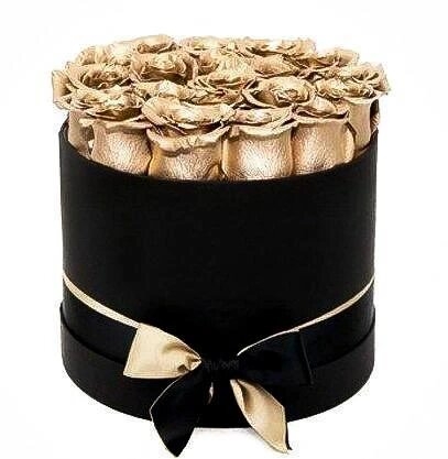 Букет из 16 золотых роз в черной коробке