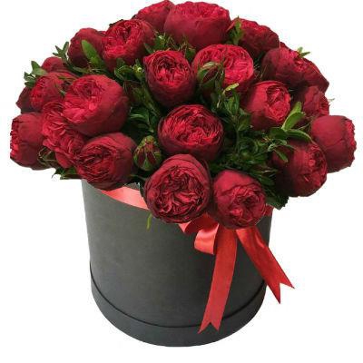 Букет из 25 красных пионовидных роз в коробке