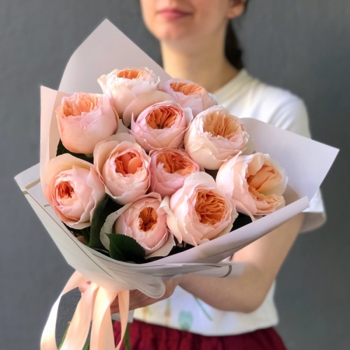 Букет из 11 персиковых пионовидных роз