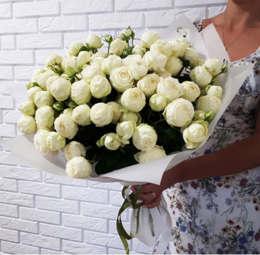 Букет из 51 белой пионовидной розы