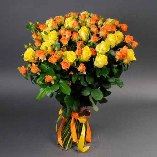 Микс из 19 оранжевых и желтых кустовых роз