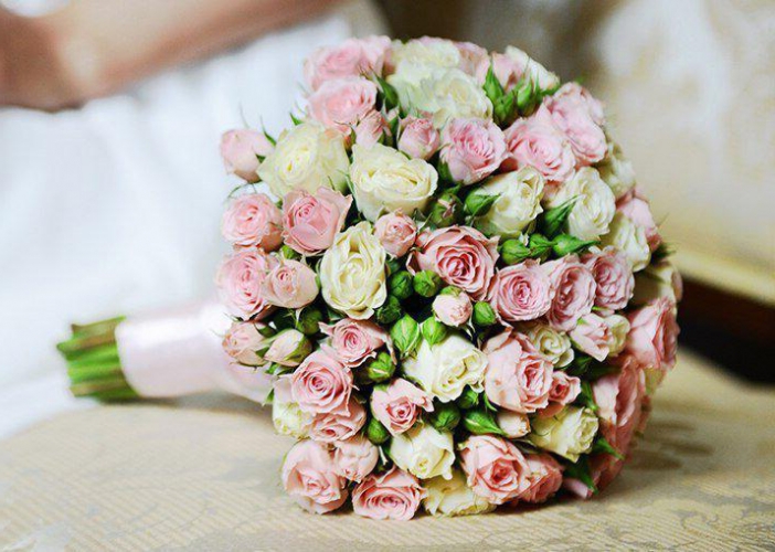 Микс из 11 розовых и белых кустовых роз для невесты