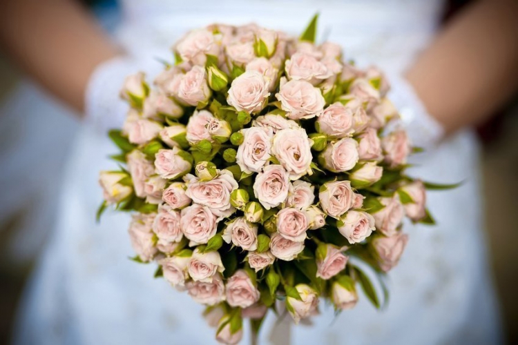 Букет невесте из 15 кремовых кустовых роз