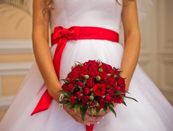 Букет невесте из 17 красных кустовых роз