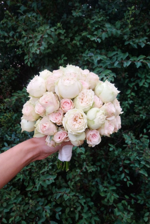 Микс из 19 белых и розовых кустовых роз для невесты