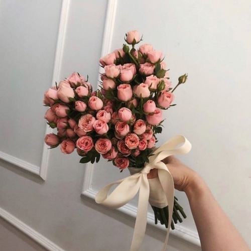Букет невесте из 15 розовых кустовых роз