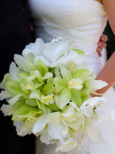 Микс из 11 белых и зеленых орхидей для невесты