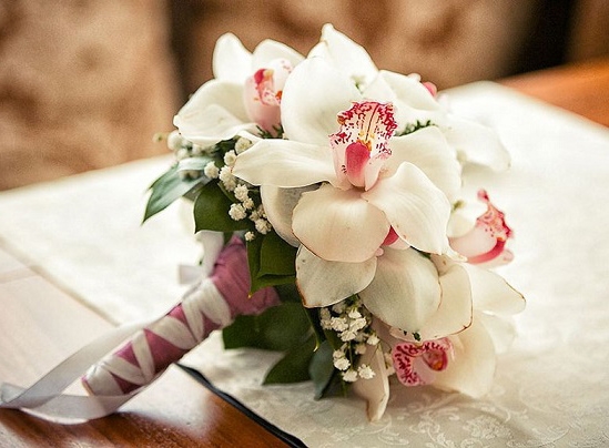 Букет невесте из 13 белых орхидей