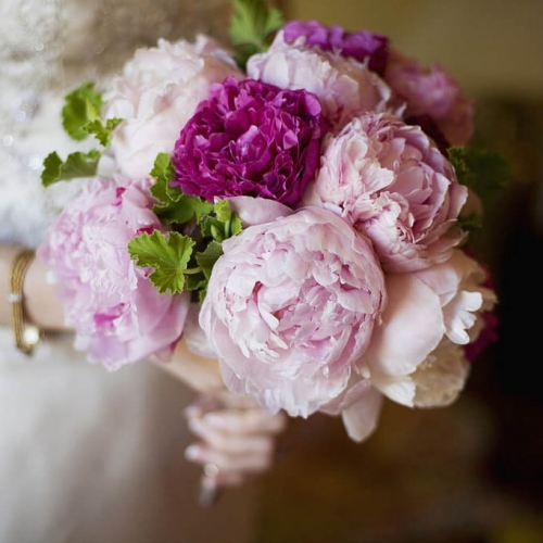 Микс из 11 розовых и фиолетовых пионов невесте