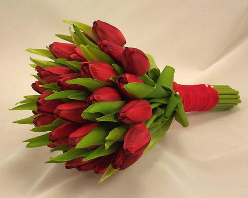 Букет невесте из 25 красных тюльпанов